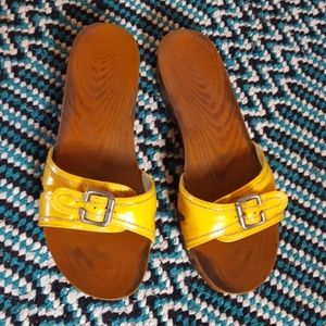 Dr. Scholl's Faux Wood Classic Sandals in Yellow